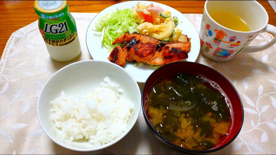 11/15の朝ごはん🌅
秋鮭の醤油糀漬けとマカロニサラダ
ワカメと玉ねぎの味噌汁
白米